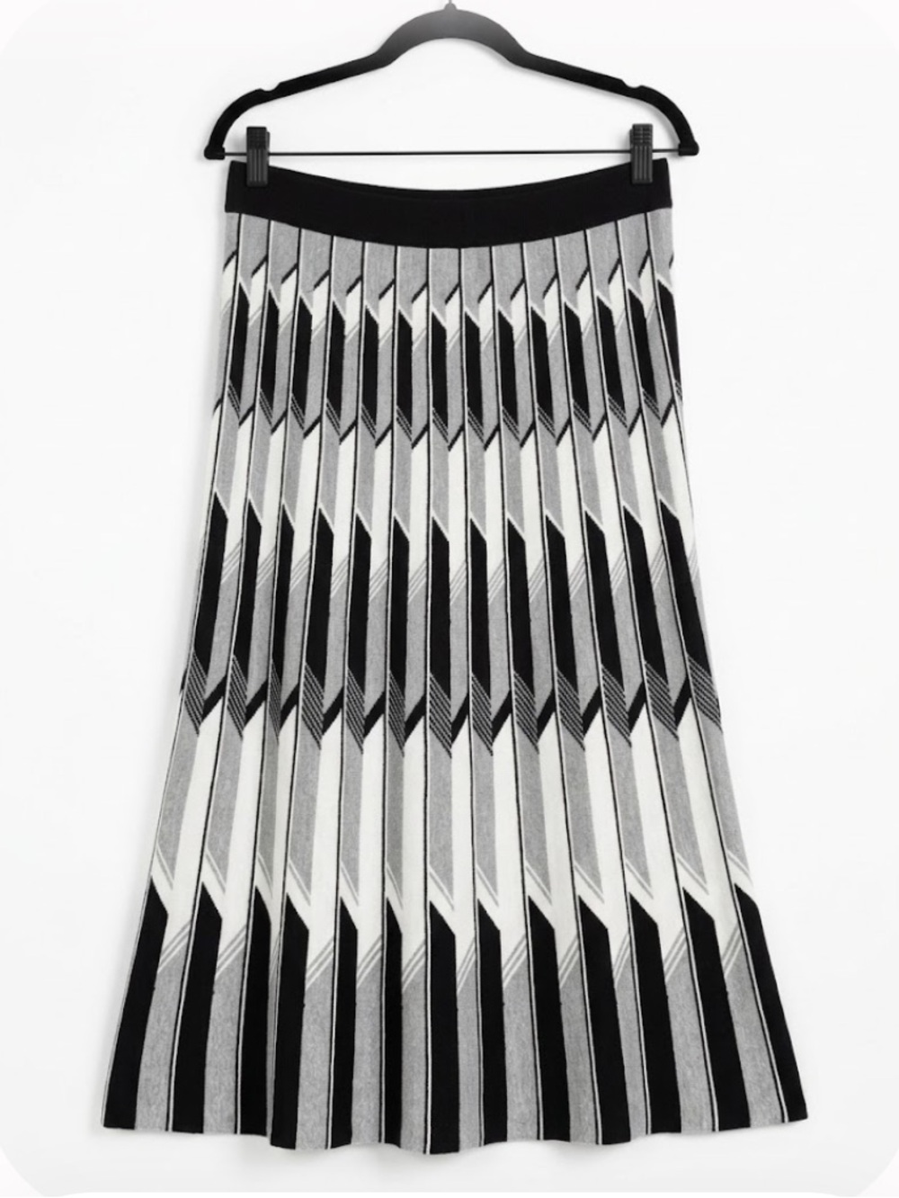 VTG Pleated Geometric Pull On Midi Skirt in Black Gray White